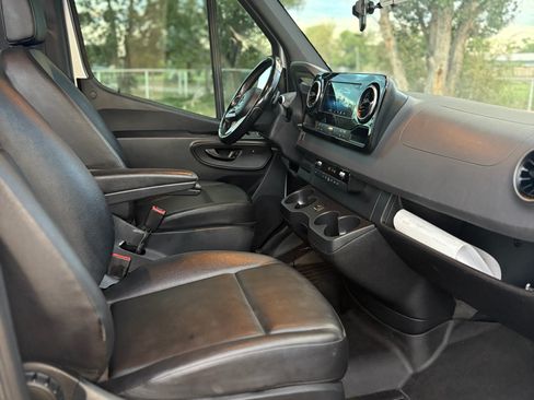 Used 2021 Mercedes-Benz Sprinter 1500 image 10