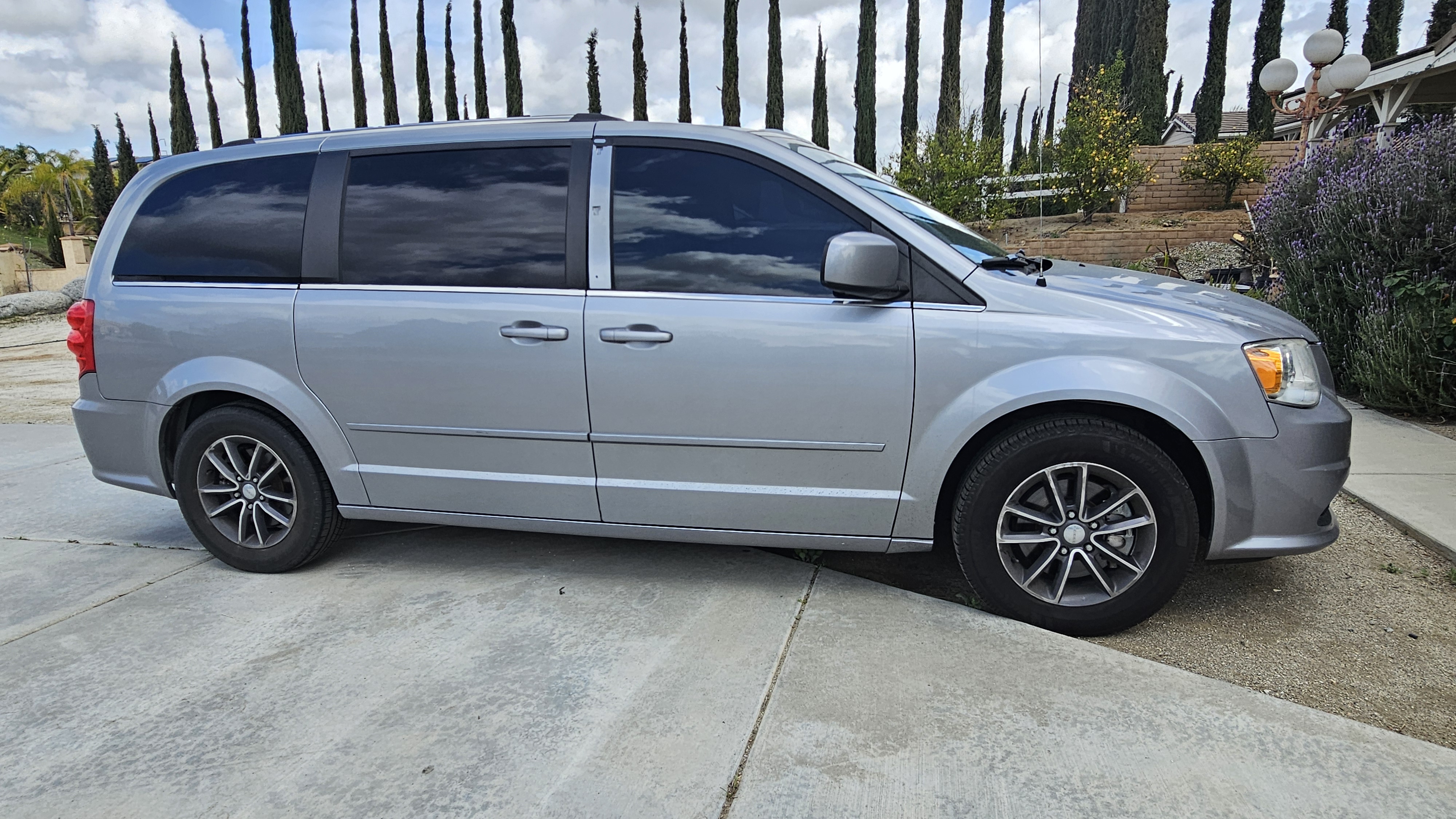 Used 2017 Dodge Grand Caravan SXT FWD image 4