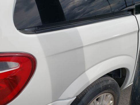 Used 2005 Chrysler Town & Country image 6