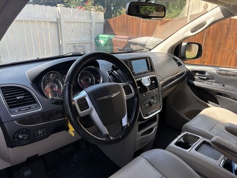 Used 2013 Chrysler Town & Country Touring image 13