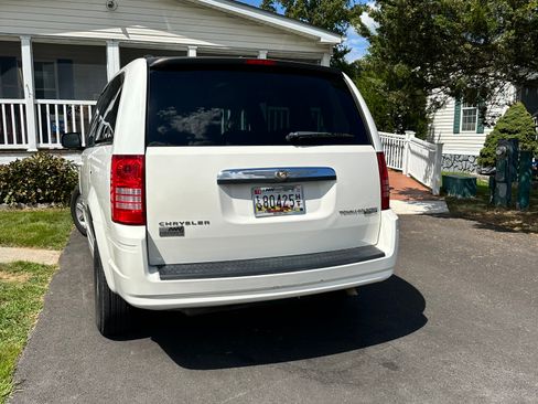 Used 2010 Chrysler Town & Country Touring image 11