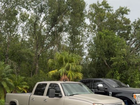 Used 2005 Chevrolet Silverado 2500 LT w/ Heavy-Duty Power Package image 2