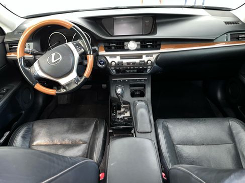Used 2014 Lexus ES 300h w/ Luxury Package w/Bamboo Trim FWD image 2