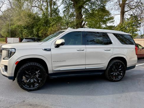 Used 2021 GMC Yukon SLT w/ SLT Luxury Plus Package image 4