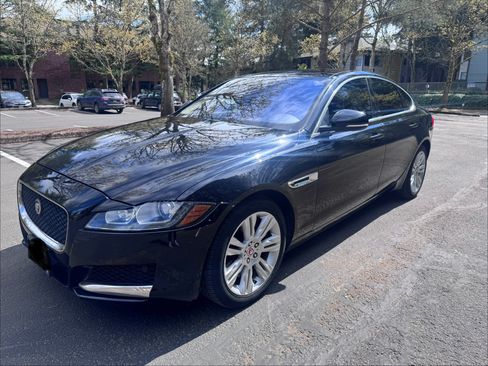 Used 2017 Jaguar XF Premium image 4