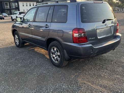 Used 2005 Toyota Highlander 4WD V6 w/ 3rd Row image 5