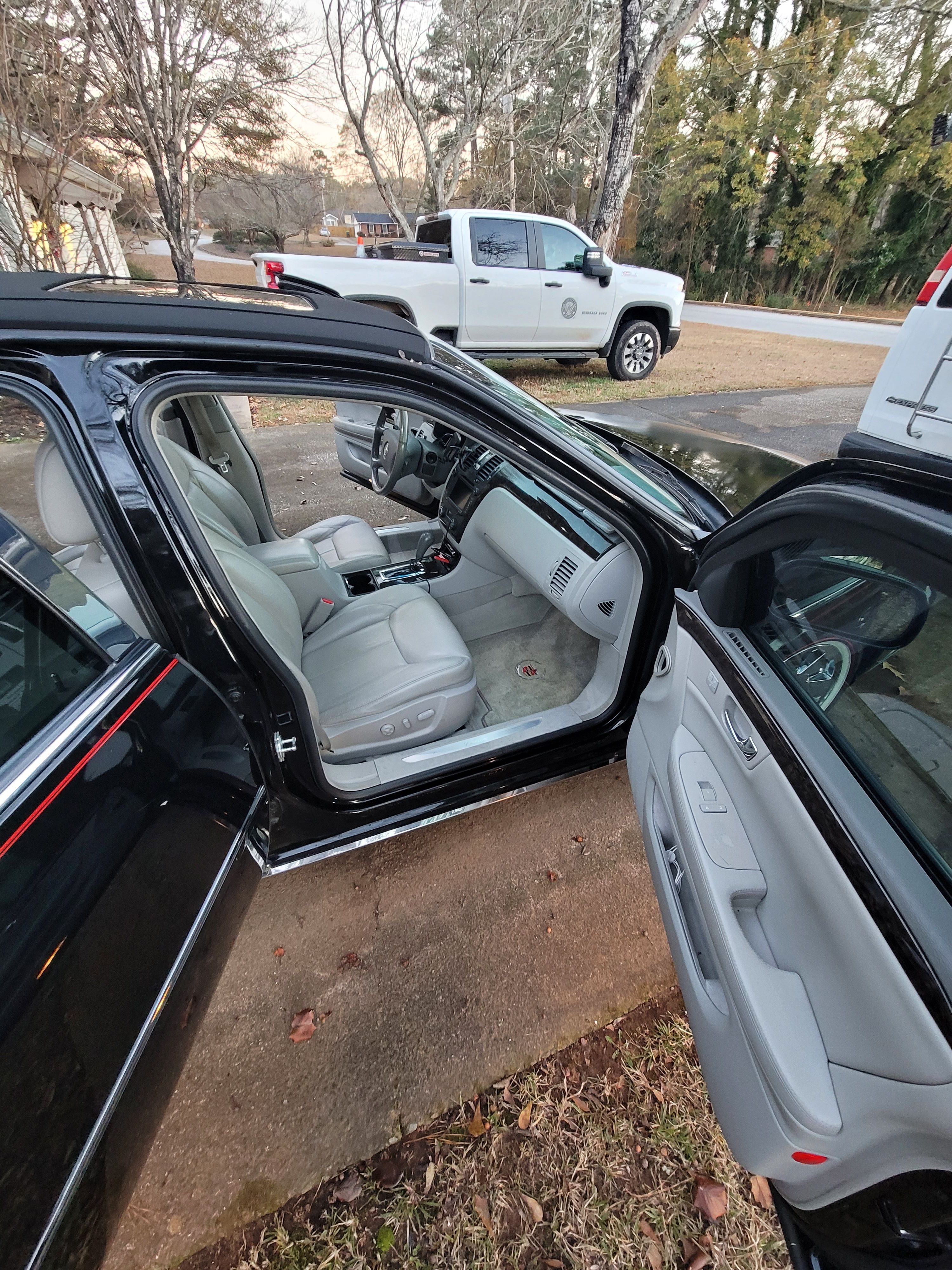 Used 2008 Cadillac DTS w/ Sun And Navigation Package FWD image 15