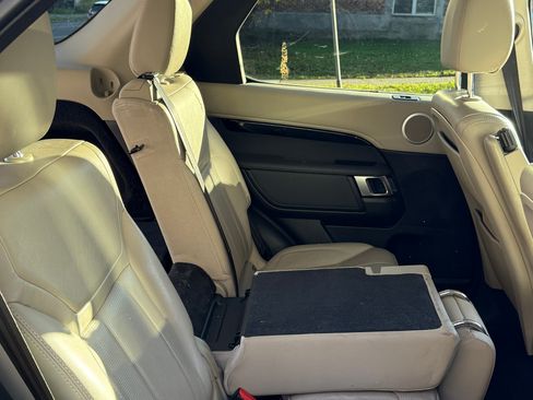 Used 2017 Land Rover Discovery SE image 10