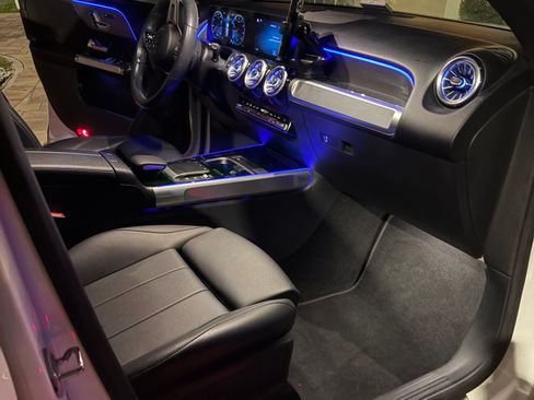 Used 2022 Mercedes-Benz GLB 250 250 Sport Utility 4D image 8