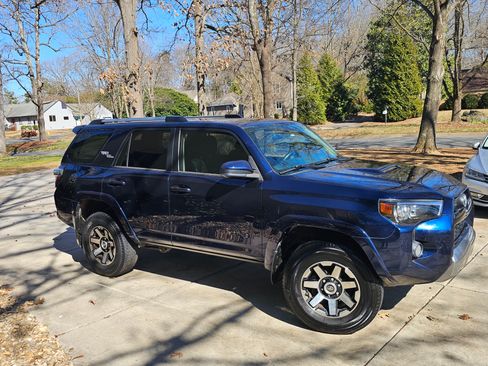 Used 2018 Toyota 4Runner TRD Off-Road AWD/4WD image 1