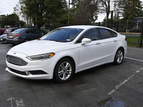 Used 2018 Ford Fusion SE image 4