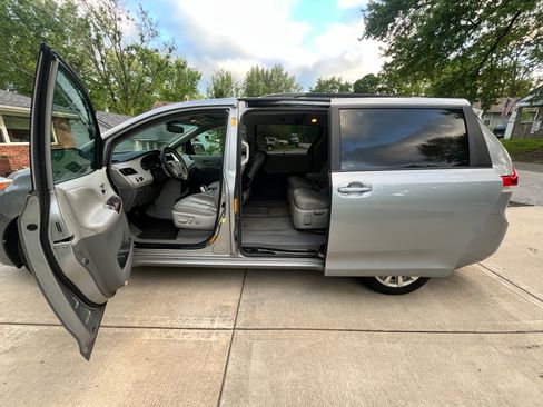Used 2013 Toyota Sienna XLE AWD/4WD image 9