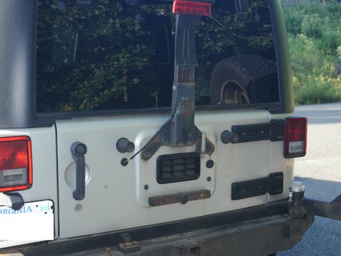 Used 2011 Jeep Wrangler Unlimited Rubicon w/ Connectivity Group AWD/4WD image 8