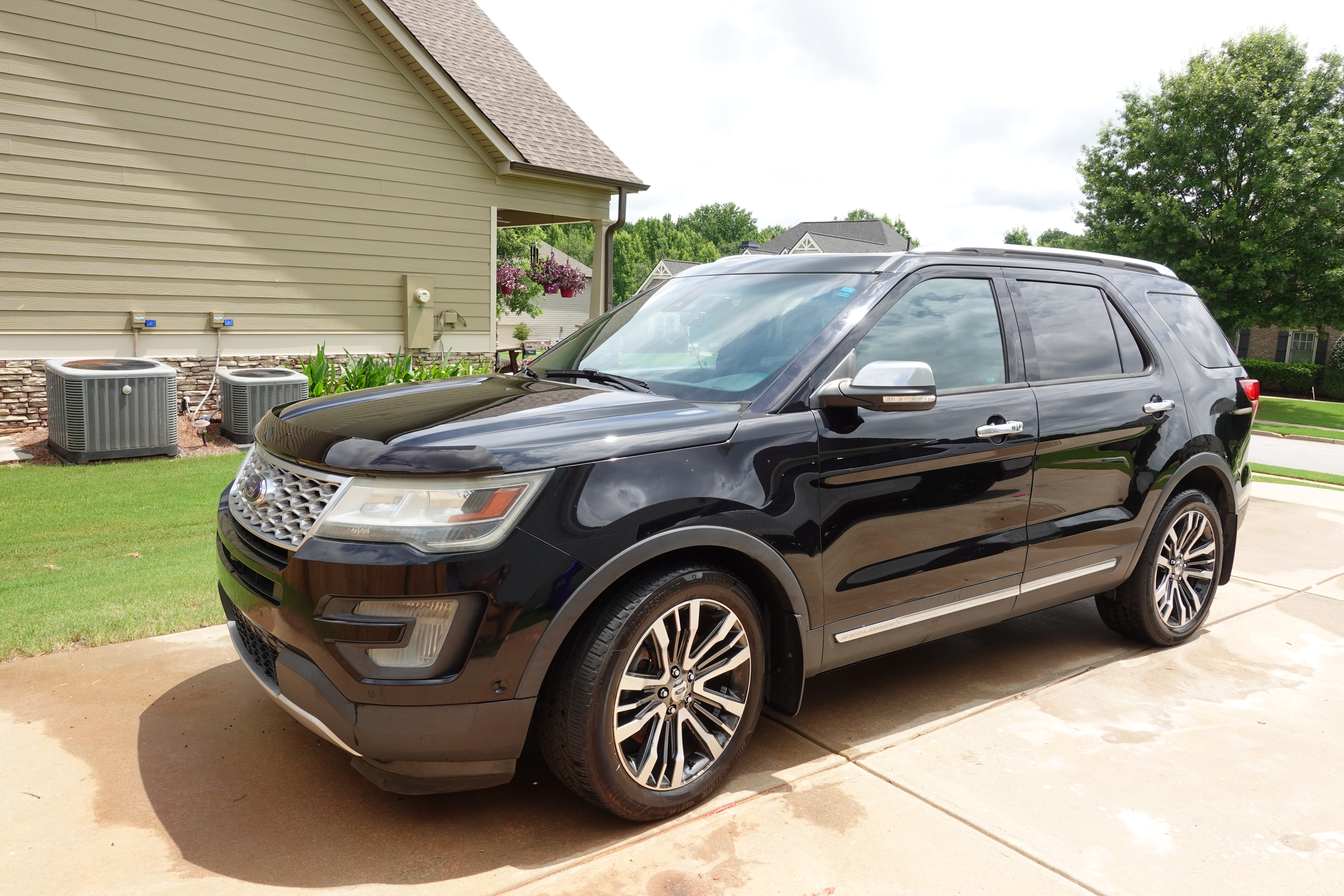 Used 2016 Ford Explorer Platinum AWD/4WD image 2