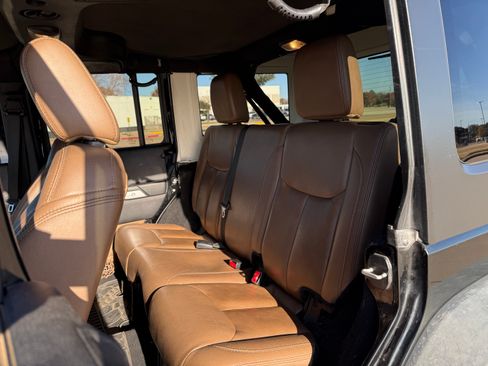 Used 2015 Jeep Wrangler Unlimited Rubicon w/ Connectivity Group image 13