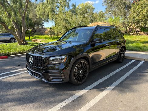 Used 2025 Mercedes-Benz GLB 35 AMG 4MATIC image 2