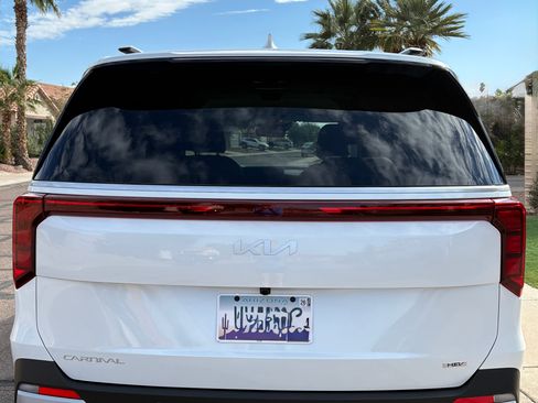 Used 2026 Kia Carnival EX image 9