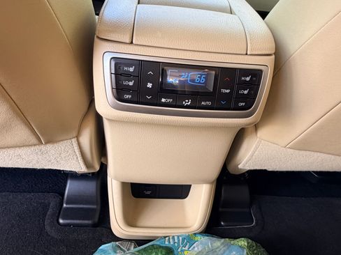 Used 2019 Toyota Highlander Limited Platinum FWD image 24