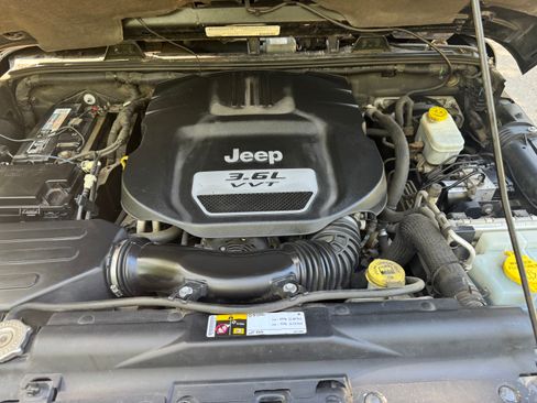 Used 2012 Jeep Wrangler Unlimited Sahara w/ Connectivity Group AWD/4WD image 19