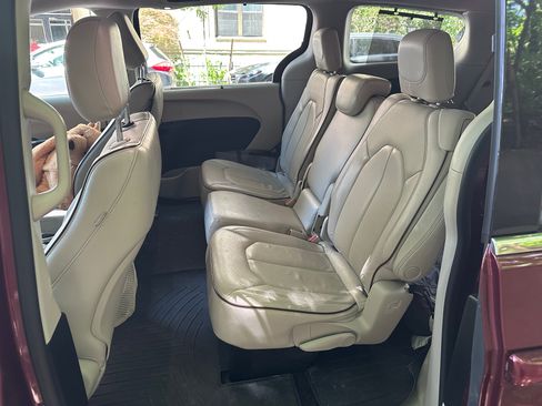 Used 2018 Chrysler Pacifica Limited w/ Advanced Safetytec Group FWD image 6