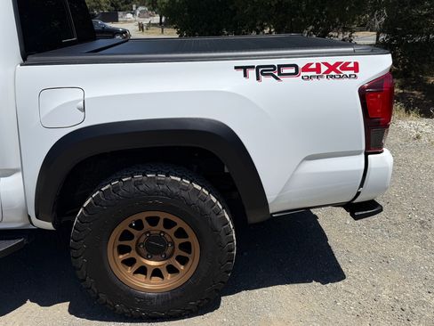Used 2019 Toyota Tacoma TRD Off-Road w/ Technology Package AWD/4WD image 5