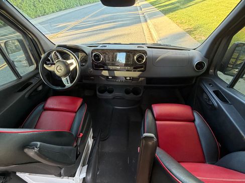 Used 2020 Mercedes-Benz Sprinter 2500 image 10
