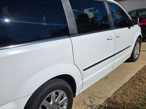 Used 2013 Chrysler Town & Country Touring image 4