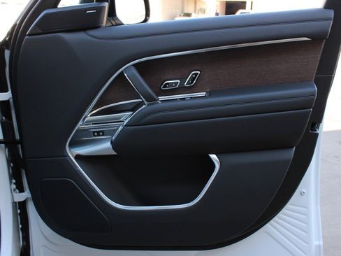 Used 2024 Land Rover Range Rover SE image 13