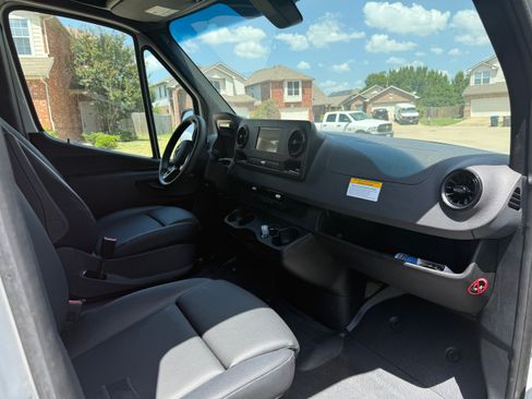Used 2024 Mercedes-Benz Sprinter 2500 image 5