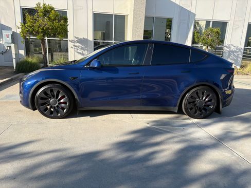 Used 2022 Tesla Model Y Performance AWD/4WD image 2