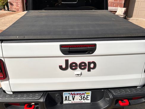 Used 2023 Jeep Gladiator Rubicon w/ LED Lighting Group AWD/4WD image 9