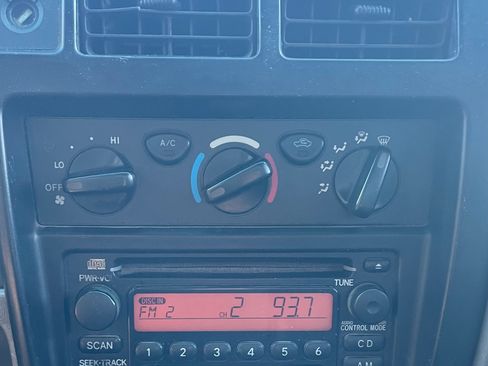 Used 2001 Toyota Tacoma Limited image 28