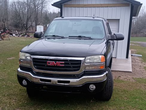 Used 2005 GMC Sierra 2500 SLT w/ Heavy-Duty Power Package AWD/4WD image 1