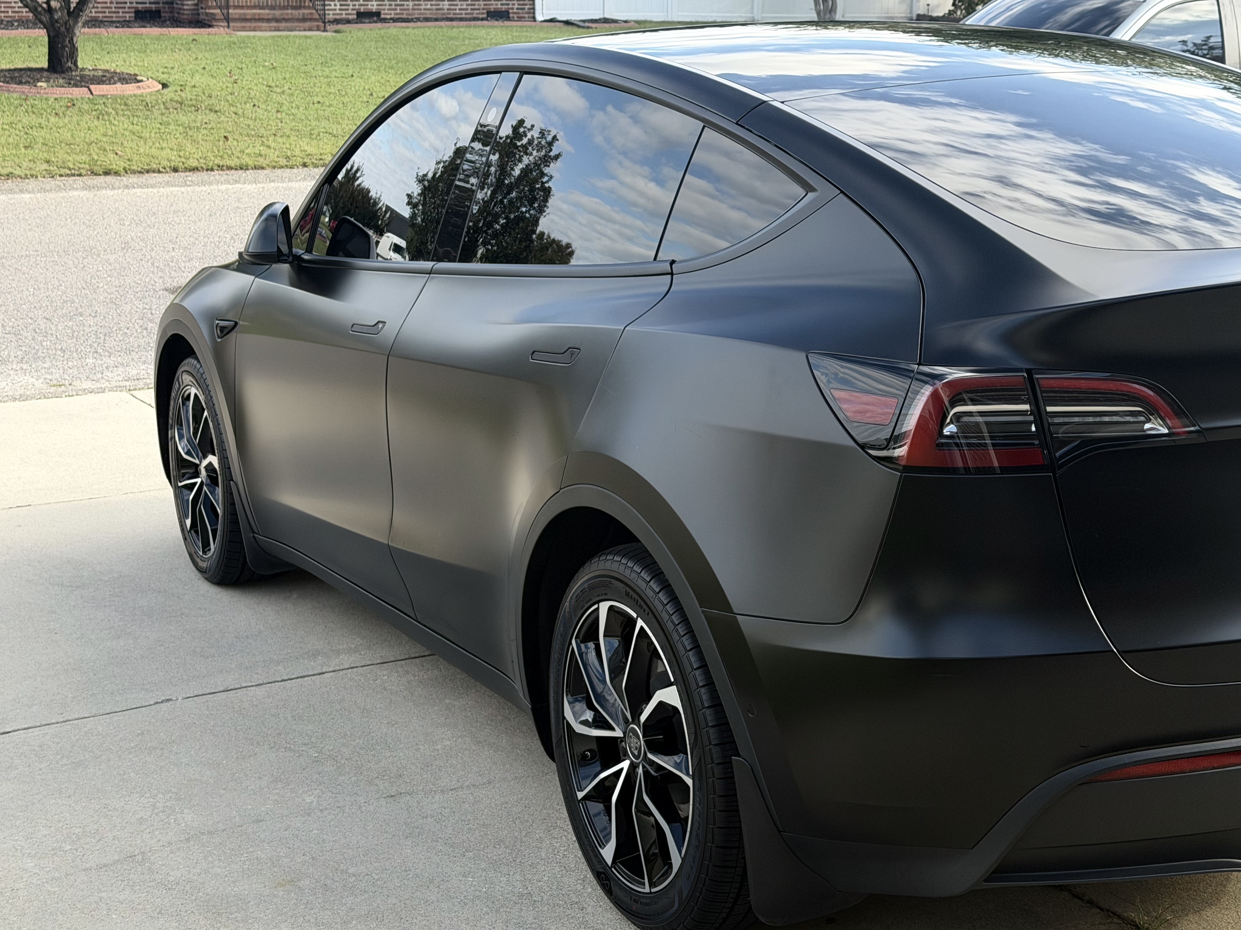 Used 2023 Tesla Model Y Long Range AWD/4WD image 9