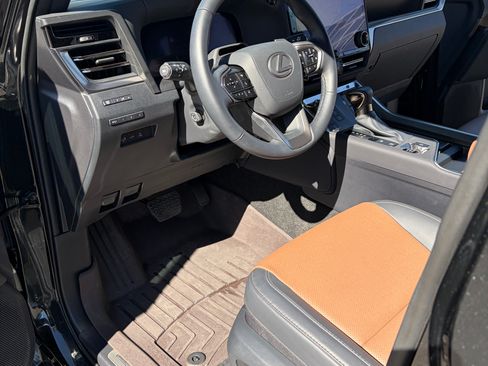 Used 2025 Lexus GX 550 w/ Accessory Package (Z1) image 5