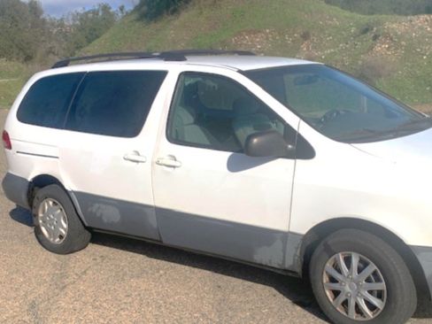 Used 2002 Toyota Sienna LE image 2