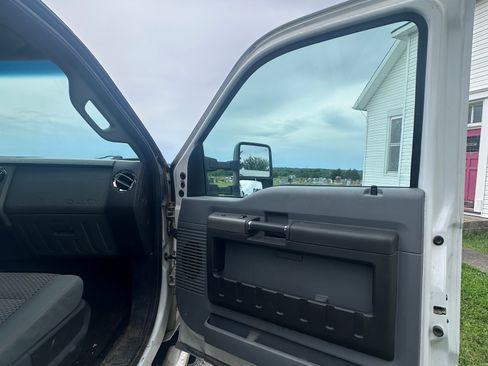 Used 2011 Ford F250 XLT w/ XLT Interior Pkg AWD/4WD image 13