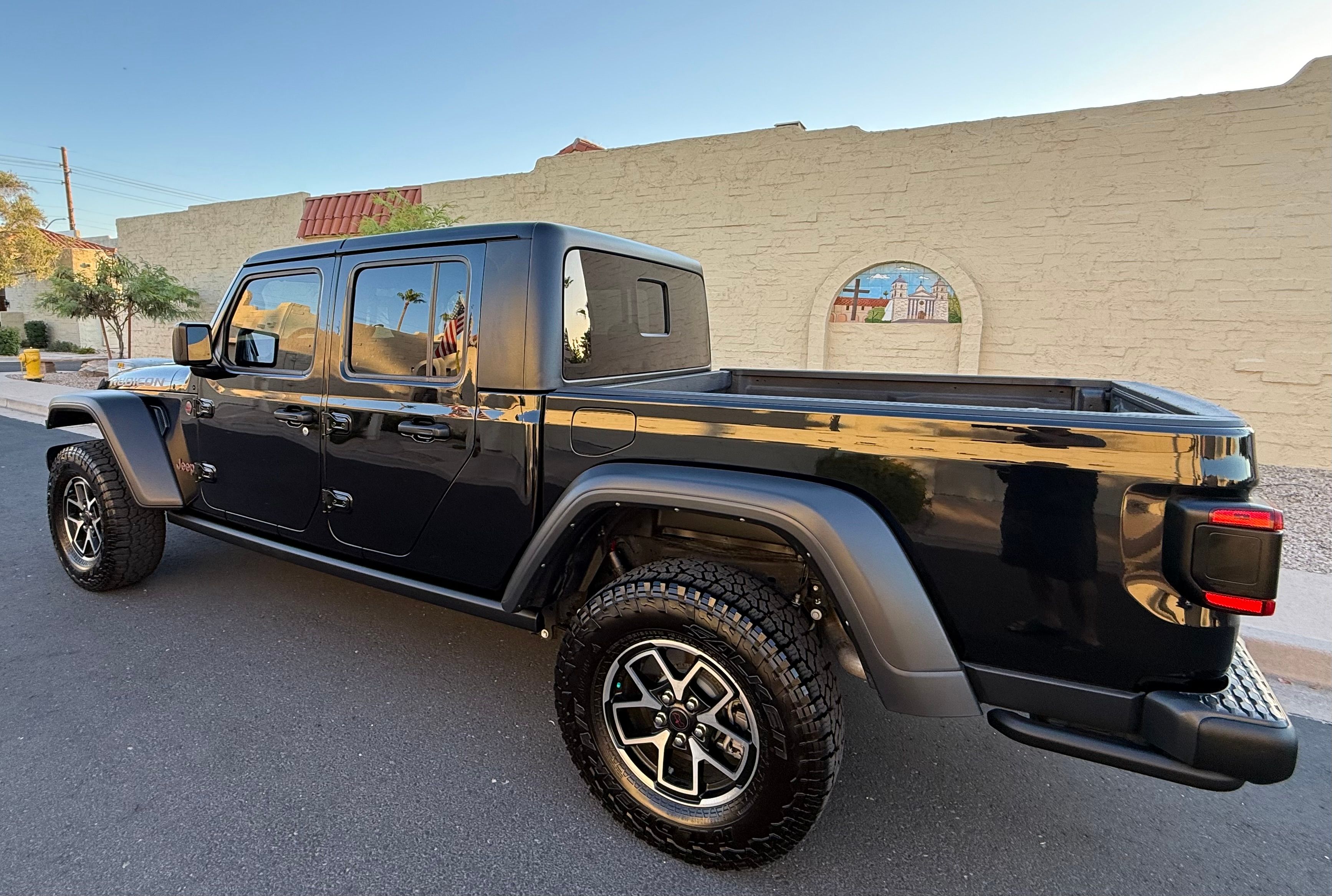 Used 2024 Jeep Gladiator Rubicon w/ Technology Group AWD/4WD image 5