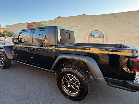 Used 2024 Jeep Gladiator Rubicon w/ Technology Group AWD/4WD image 5