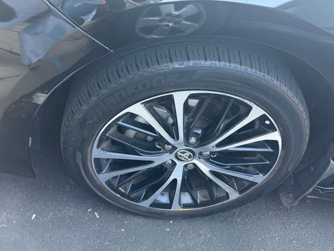 Used 2020 Toyota Camry SE w/ Convenience Package FWD image 4