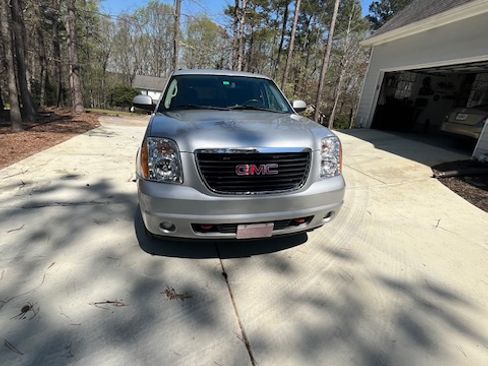 Used 2011 GMC Yukon XL SLE image 9