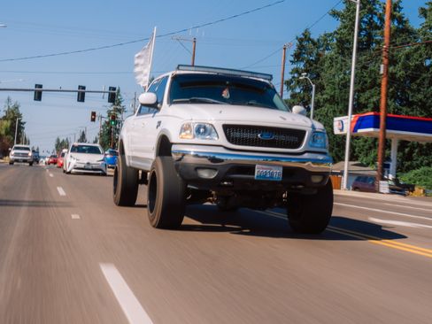 Used 2002 Ford F150 4x4 SuperCrew image 2