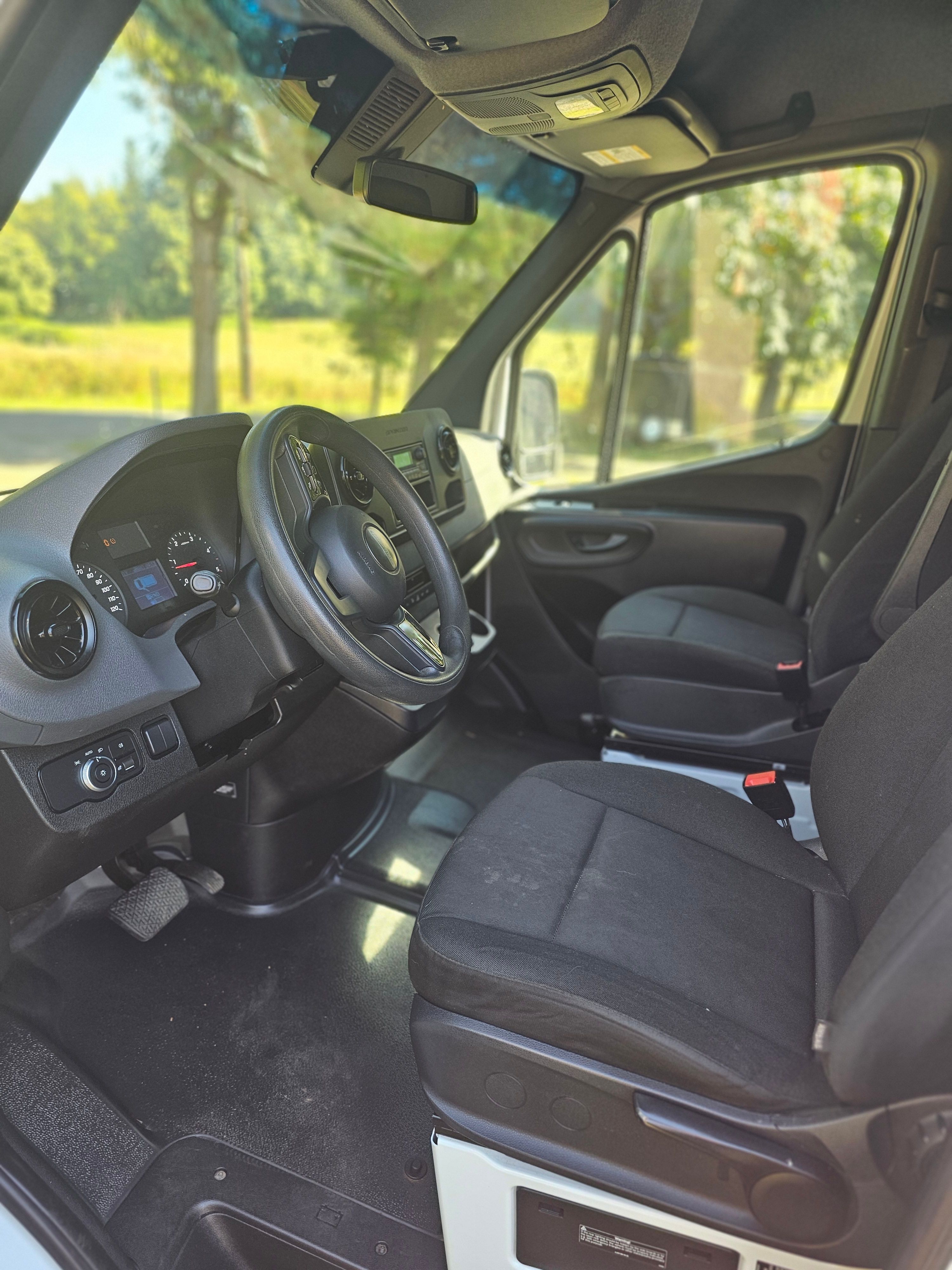 Used 2020 Freightliner Sprinter 2500 RWD image 4