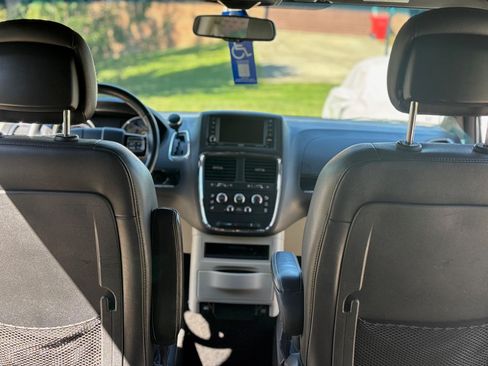 Used 2017 Dodge Grand Caravan SXT image 12