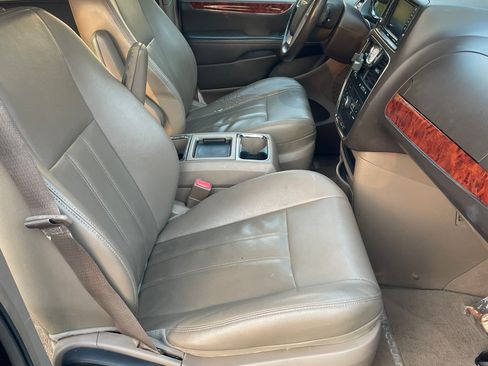 Used 2014 Chrysler Town & Country Touring FWD image 10