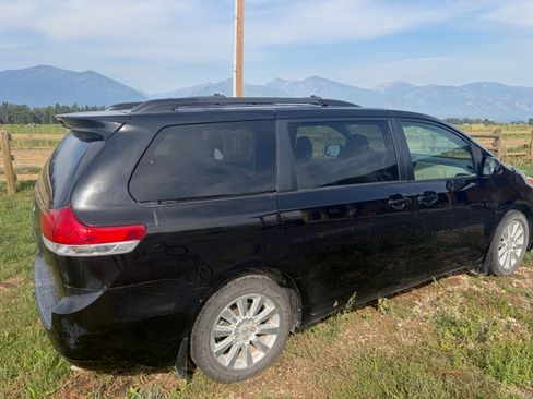 Used 2014 Toyota Sienna XLE AWD/4WD image 2