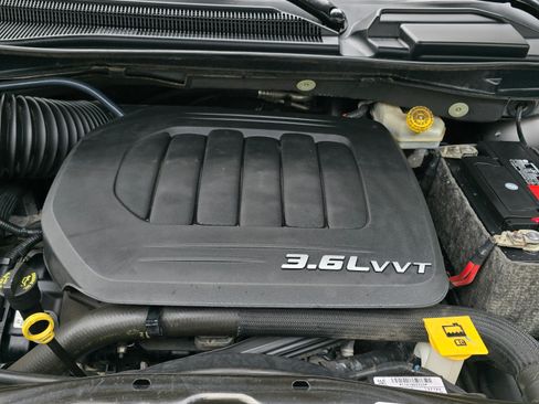 Used 2013 Chrysler Town & Country Touring-L w/ Driver Convenience Group image 19