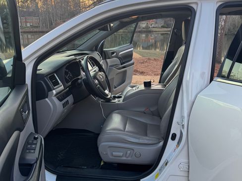 Used 2017 Toyota Highlander XLE image 24