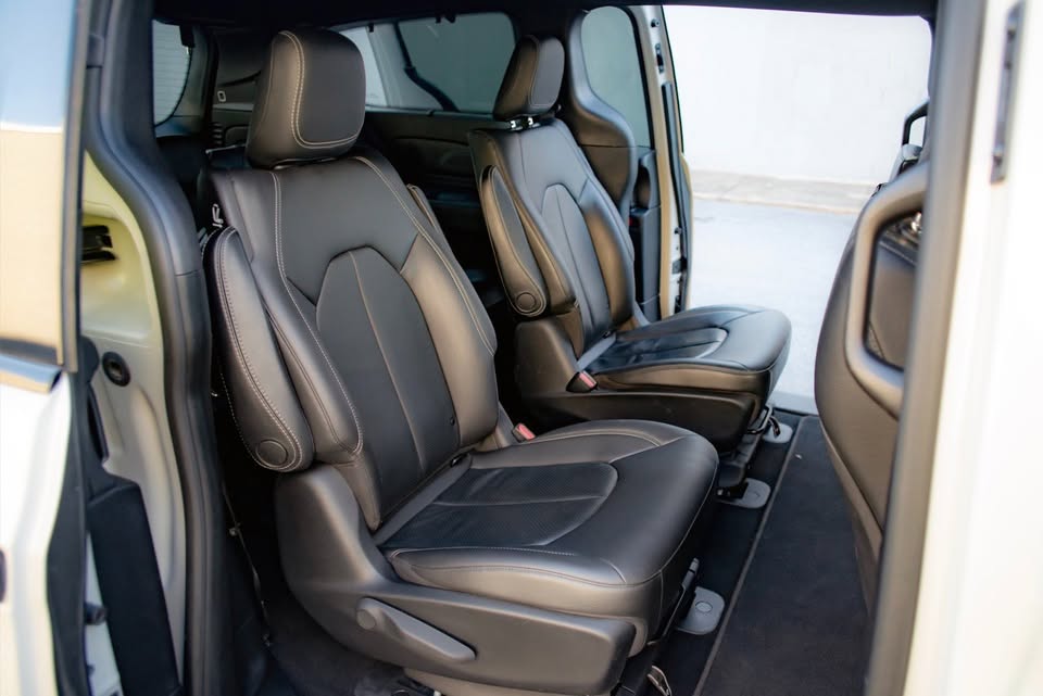 Used 2021 Chrysler Pacifica Touring-L w/ S Appearance Package FWD image 12