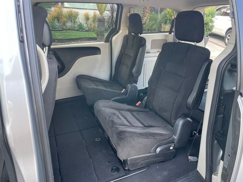 Used 2016 Dodge Grand Caravan SXT w/ UConnect Hands-Free Group image 19